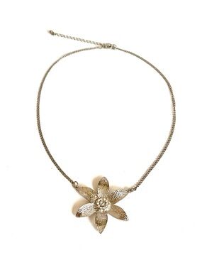 Elegant Silver-Tone Flower Statement Necklace with Rhinestone Center
